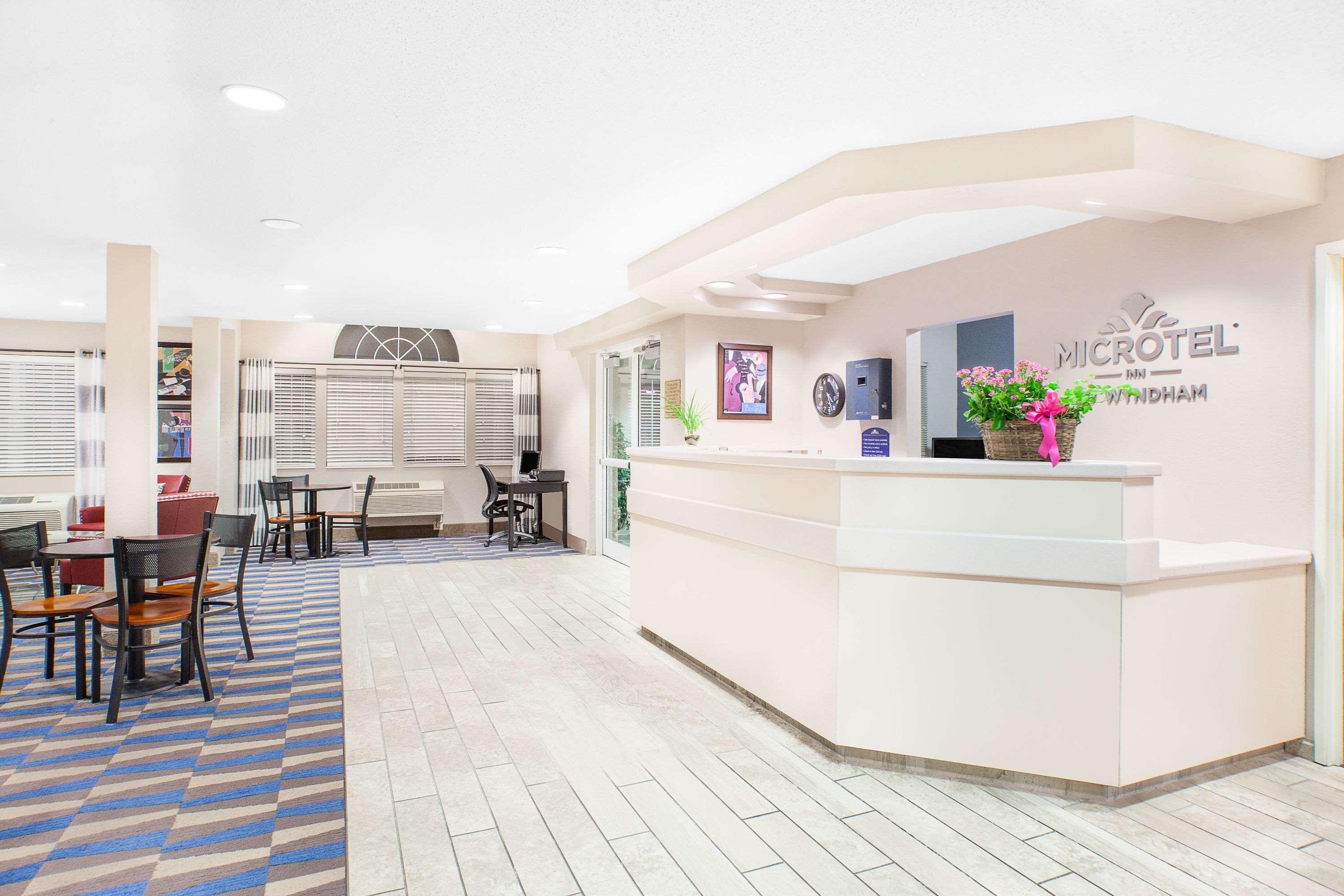 Microtel Inn And Suites Клирлейк Экстерьер фото